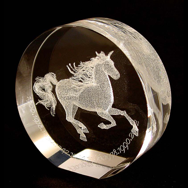Скачущая лошадь - сувенир из стекла