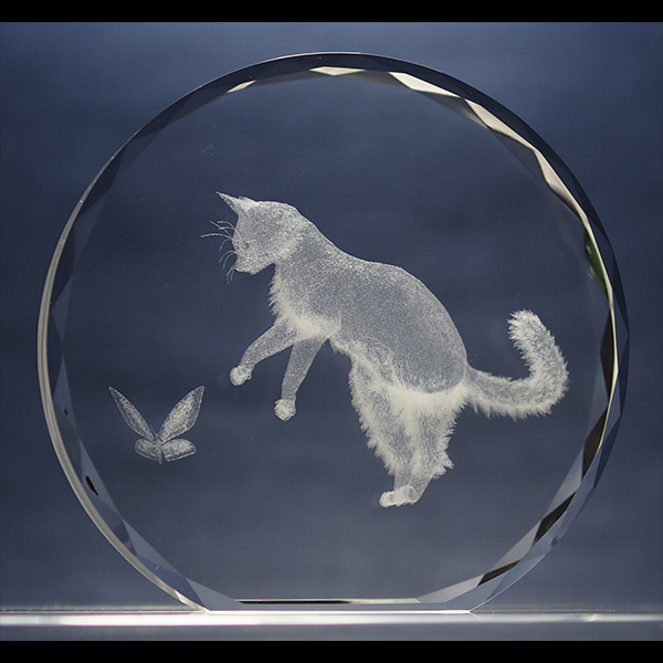 Кошка с бабочкой - сувенир из стекла