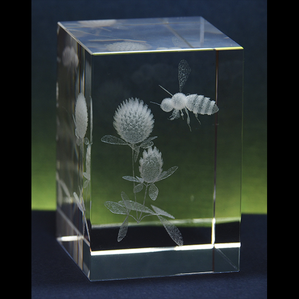 Пчела над клевером - стеклянный сувенир для коллкекционеров
