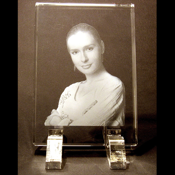 Портрет актрисы В. Шкирандо в стекле