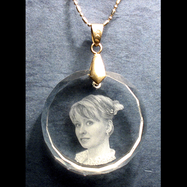 Медальон из стекла с портретом