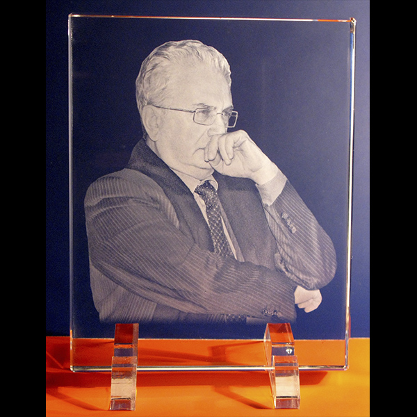 М.Б. Пиотровский - портрет в стекле